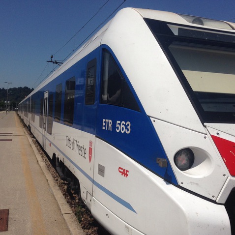 Primestni vlak italijanskega železniškega operaterja Trenitalia je že opravil preizkusne vožnje na slovenskih tirih, a na vlak, ki bo Ljubljano, Postojno in Sežano povezal s Trstom, tržaškim letališčem in Benetkami, bomo morali počakati predvidoma do poletja. | Foto: Slovenske železnice