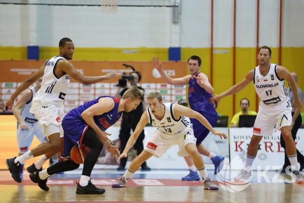 Kokoškov je bil na prvi pripravljalni tekmi zadovoljen s požrtvovalnostjo slovenskih košarkarjev. | Foto: 