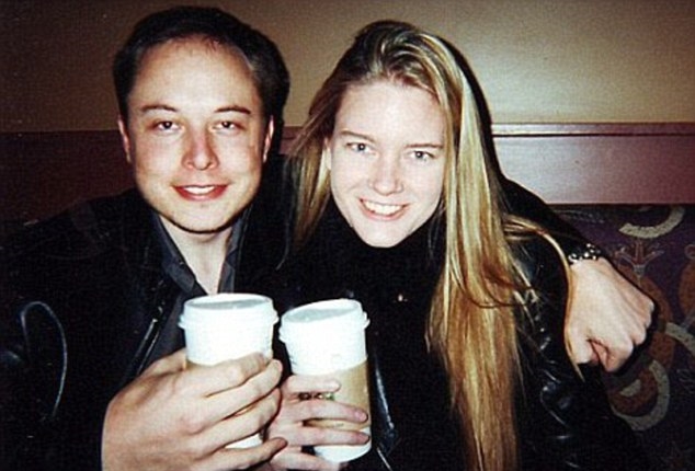 Elon in Justine Musk. Po ločitvi je Justine razkrila več sočnih in tudi malce skrb zbujajočih podrobnosti iz njunega zakona, med drugim tudi, da ji je med prvim plesom na poroki dejal, da je v tem razmerju on alfa in omega, ter da bi jo, če bi bila njegov zaposleni, takoj odpustil.  |  Foto: Dailymail | Foto: 