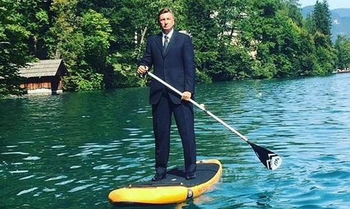 Kot kaže raziskava Valicona, je med mladimi nadpovprečno priljubljen trenutni predsednik Borut Pahor, ki za svojo promocijo spretno uporablja družbena omrežja.  | Foto: Instagram/Getty Images