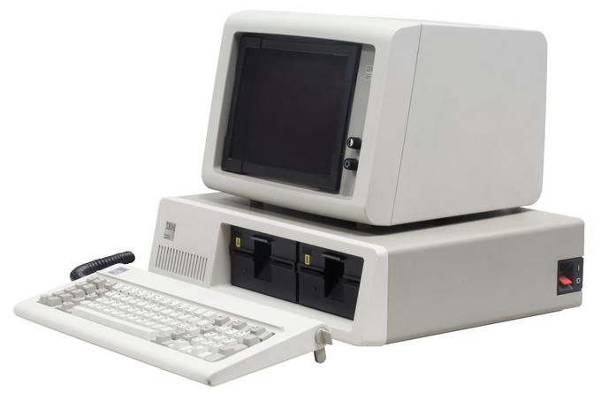 Računalnik Apple III je imel tudi to nesrečo, da je izšel ravno v času, ko je podjetje IBM začelo prodajati svoj IBM PC (na fotografiji). Ta je bil prodajna uspešnica in velja za prvi pravi osebni računalnik ter enega najpomembnejših temeljev sodobnega računalništva.  | Foto: Thomas Hilmes/Wikimedia Commons