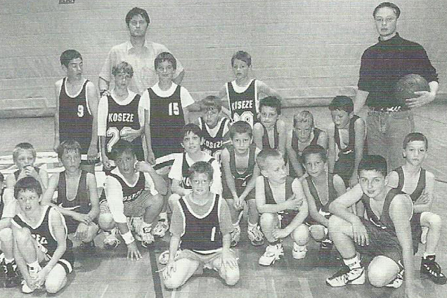 Gogi (drugi z leve v zgornji vrsti) v šolski ekipi OŠ Koseze. | Foto: Osebni arhiv