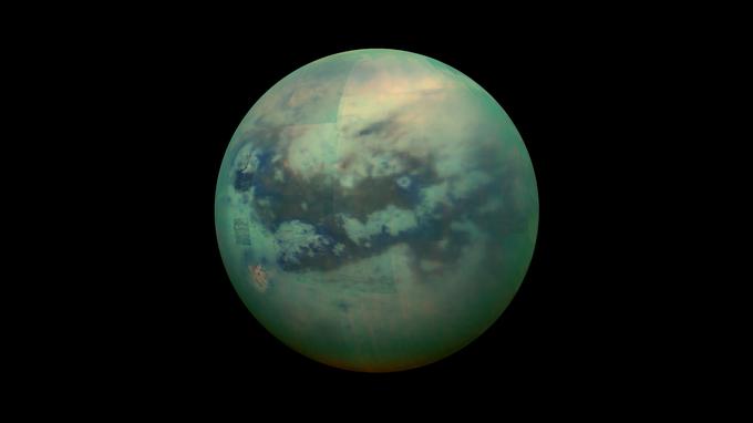 Ob Zemlji je Titan namreč edino vesoljsko telo v Osončju s stalnimi površinskimi tekočinami: jezeri in morji. V njih na Titanu sicer ni vode, saj je veliko premrzlo, da bi lahko obstajala v tekočem stanju. V jezerih in morjih na Titanu se zato prelivajo tekoči ogljikovodiki, najpogostejši je metan. Tole je radarska slika Titana skozi oblake, ki jo je posnelo plovilo Cassini. | Foto: NASA