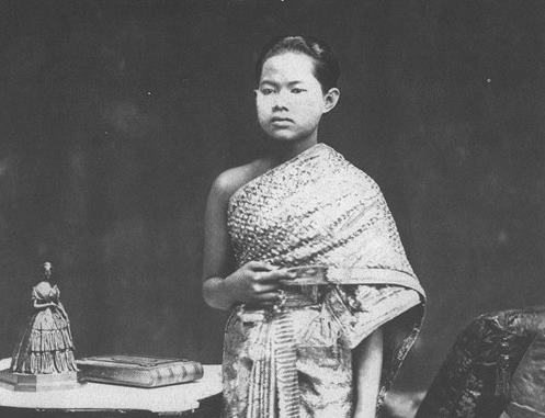 1880: Kraljica Siama (današnje Tajske) Sunanda Kumariratana se je po padcu s čolna začela utapljati, a je ni nihče rešil, čeprav je bilo okrog nje ogromno ljudi. Zakon je tistemu, ki bi si drznil dotakniti se kraljice, grozil s smrtjo, zato ni želel nihče tvegati. | Foto: Thomas Hilmes/Wikimedia Commons