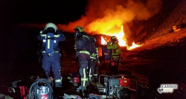 Na kraj dogodka so s helikopterjem prileteli gasilci iz Kamnika, Kamniške Bistrice in Luč, pomagali pa so tudi gorski reševalci iz Celja in Kamnika. | Foto: 