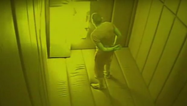 Posnetek zaslona videoposnetka dogajanja v zaporniški celici, kjer je umrl Hrvat Bojan Bešić.  | Foto: YouTube