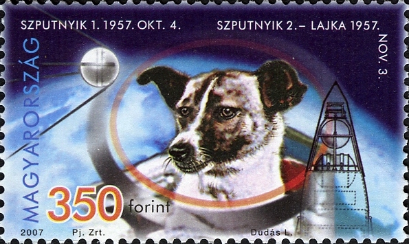 Madžarska znamka, na kateri sta upodobljena Lajka in njen poslednji dom, satelit Sputnik 2.  | Foto: Thomas Hilmes/Wikimedia Commons