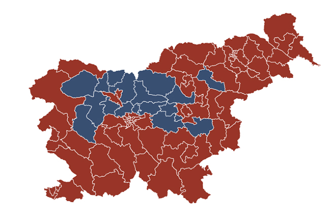 Aktualni predsednik Borut Pahor je slavil v večini volilnih okrajev (rdeča barva na zemljevidu). Okraji, kjer je zmagal Šarec, so pobarvani modro. | Foto: Državna volilna komisija