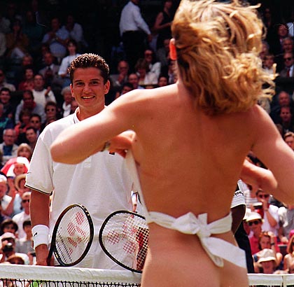 Richard Krajicek (v ozadju) je tistega leta zmagal v Wimbledonu, kar je bila tudi njegova edina zmaga na turnirjih za grand slam. | Foto: Twitter - Voranc