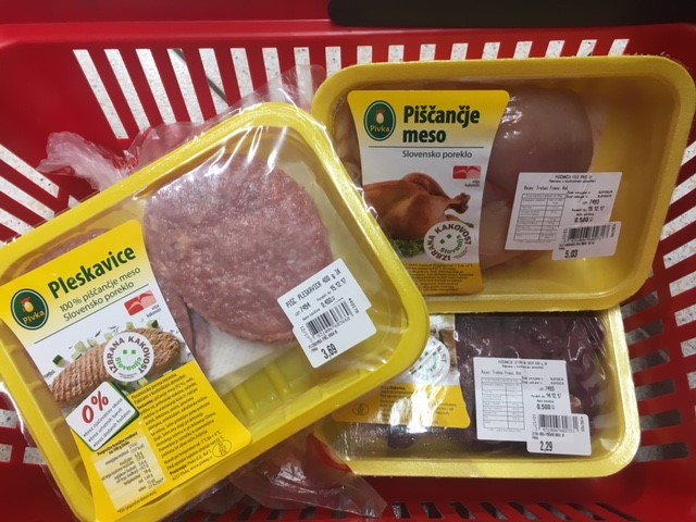 Predpakirano meso »izbrana kakovost – Slovenija« v nakupovalni košarici. | Foto: 