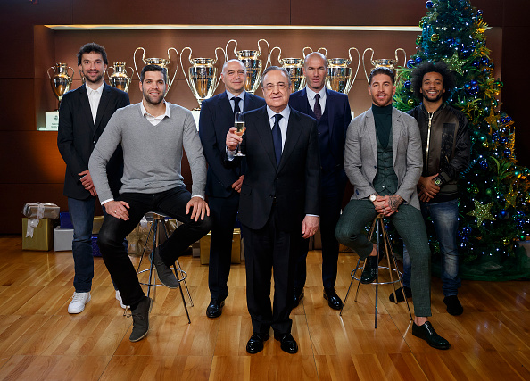 Predsednik v družbi trenerjev, nogometašev in košarkarjev ob božičnem nagovoru navijačev Reala. | Foto: Getty Images