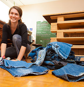 V domači delavnici, kjer nastajajo torbice iz jeansa in vrečke iz odsluženih zaves. | Foto: 