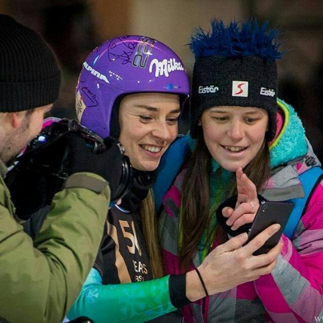 "Tako so se mi tresle roke, da nisem bila sposobna pritisniti na gumb mobitela. Tina je bila tako prijazna, da mi je pomagala in namesto mene posnela selfie, ki ga hranim še danes." | Foto: Osebni arhiv