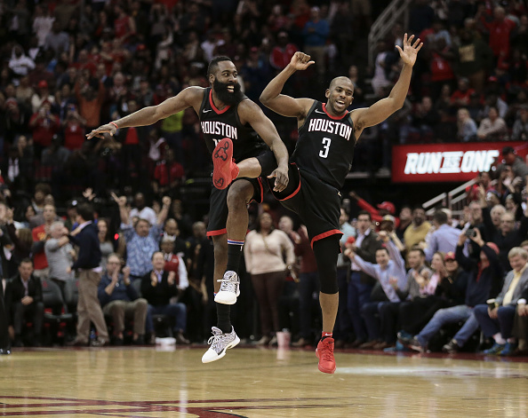 James Harden in Chris Paul (Houston Rockets) se veselita trojke v zadnjih trenutkih obračuna z Miamijem, ki so ga premagali z 99:90. | Foto: Getty Images