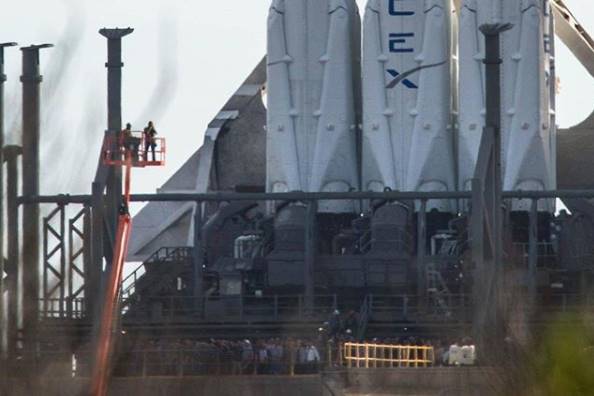 Tako velika je raketa Falcon Heavy v primerjavi z inženirji, ki so jo sestavili.
