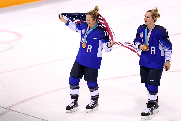 Danes je veselo tudi v družini Lamoureux. Sestri dvojčici sta skupaj z ameriško reprezentanco v hokeju slavili naslov olimpijskih prvakinj. | Foto: Getty Images