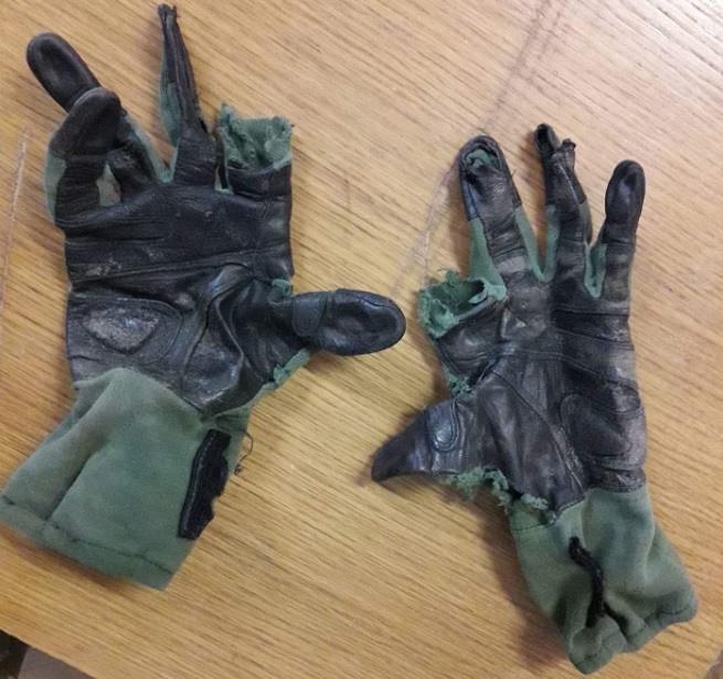 Uničene rokavice enega od vojakov. | Foto: 