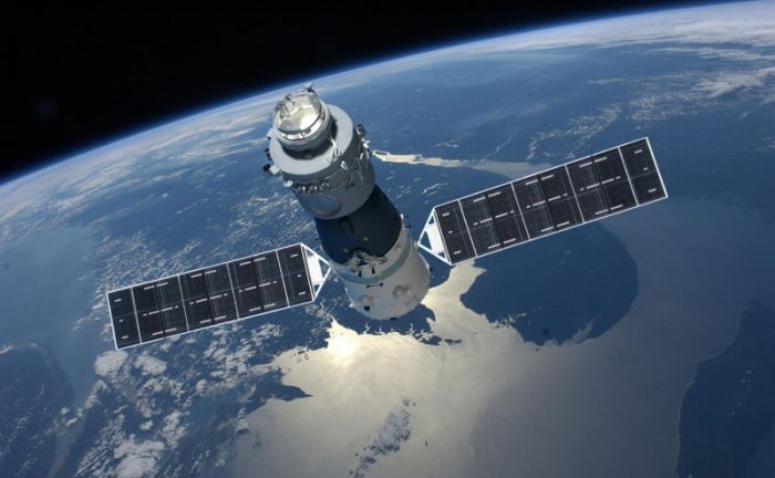 Vesoljska postaja Tiangong-1 ali Nebeška palača je začela delovati leta 2011, bila pa je zelo pomemben politični simbol, ki je Kitajsko uvrstil na seznam svetovnih vesoljskih velesil. Obiskalo jo je več vesoljskih plovil brez človeške posadke in z njo, med drugim je za nekaj dni postala domovanje Liu Yang, prve kitajske astronavtke. Kitajska vlada je konec misije Tiangonga-1 razglasila marca 2016.  | Foto: 