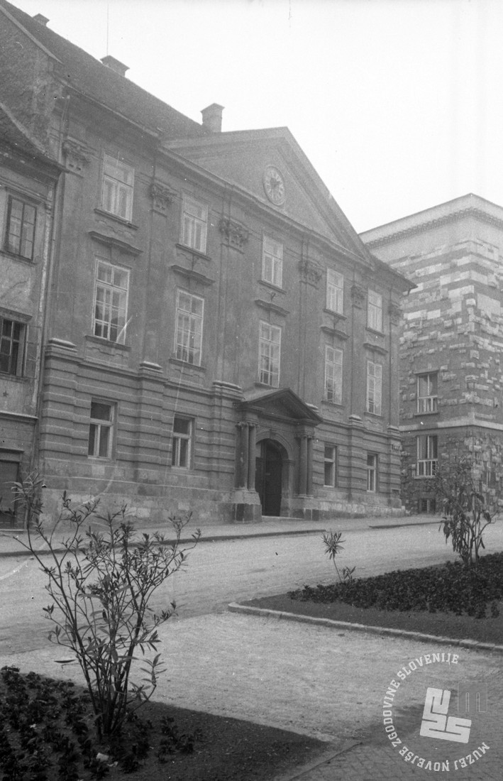 Vhod v Akademijo znanosti in umetnosti. Ljubljana, 9. junij 1950 Vhod v Slovensko akademijo znanosti in umetnosti. Ljubljana, 9. junij 1950 | Foto: Leon Jere, hrani MNZS