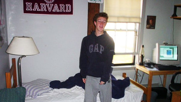 Znana fotografija Marka Zuckerberga v njegovi študentski sobi na kampusu univerze Harvard, v kateri je še kot najstnik ustvaril daleč najbolj priljubljeno družbeno omrežje na svetu.  |  Foto: Facebook/Mark Zuckerberg. | Foto: 