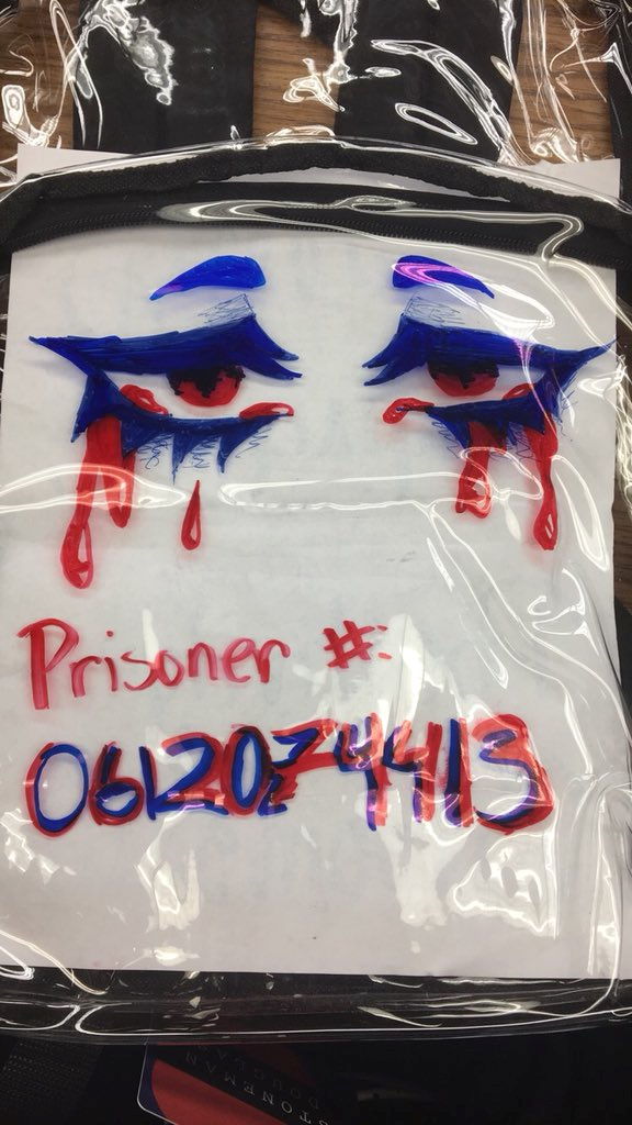 Eden izmed učencev je svoj nahrbtnik opremil z napisom "zapornik". | Foto: Reuters