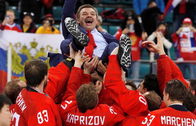 Takole se je Oleg Znarok še v vlogi selektorja veselil olimpijskega zlata v Pjongčangu. V času njegovega vodenja so Rusi z vseh večjih tekmovanj prinesli kolajno. | Foto: Reuters