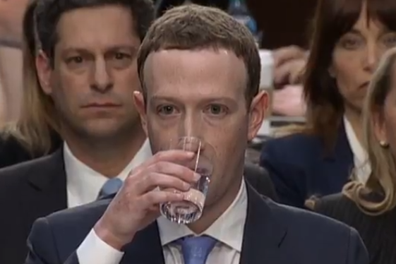 Ko so mu zastavili vprašanje, na katerega ali ni mogel ali ni znal podati neposrednega odgovora, je Zuckerberg kar pogosto segel po kozarcu z vodo.  | Foto: YouTube