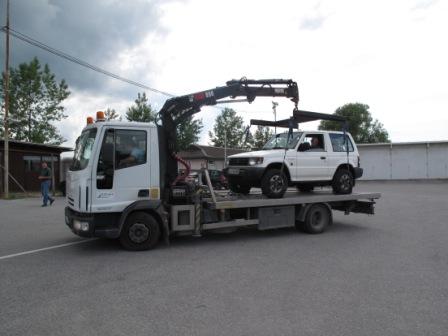 Odvoz s pajkom stane lastnika avtomobila sto evrov, temu pa je treba prišteti še globo za nepravilno parkiranje. | Foto: LPT
