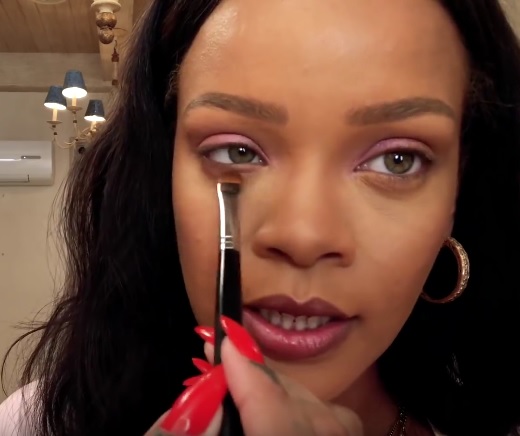 Rihanna je za legendarni Vouge posnela video, kako se naličiti. | Foto: YouTube