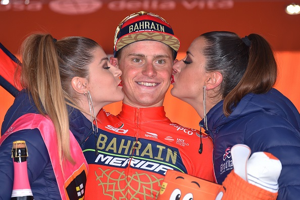 Matej Mohorič je v družbi lepotic takole proslavljal zmago v 10. etapi Dirke po Italiji. | Foto: Getty Images