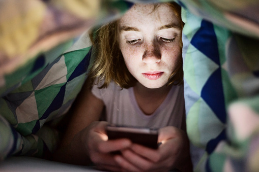 "V ambulanti imam devetletnike, ki del noči ali celo noč preživijo na svetovnem spletu," pripoveduje terapevt Miha Kramli. | Foto: Getty Images
