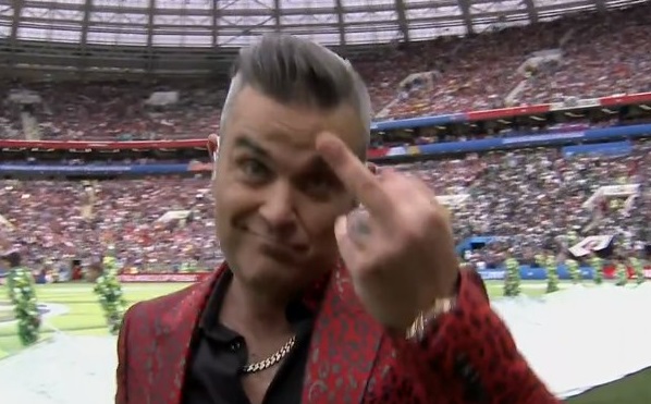 Odprtje 21. svetovnega nogometnega prvenstva je s pevskim nastopom in sredincem zaznamoval tudi britanski pevec Robbie Williams. | Foto: Twitter - Voranc