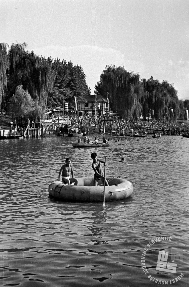 Dan vodnih športov v Ljubljani, leta 1947. | Foto: Vlastja Simončič, hrani MNZS