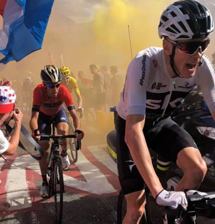 Italijanski kolesarski zvezdnik Vincenzo Nibali se je na letošnjem Touru zapletel v trak fotoaparata enega od navijačev ob progi in tako grdo padel, da je moral celo pod nož. | Foto: 