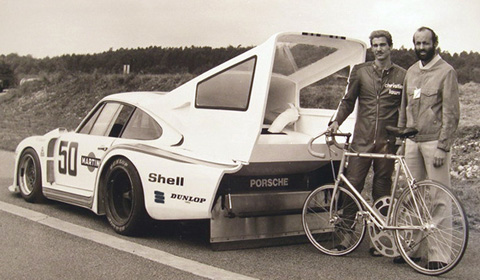 Verjetno ena najslavnejših fotografij, na kateri Jean Claude Rude pozira s svojim kolesom za pošastnim dirkalnikom porsche 935. | Foto: 