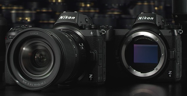 Nikon Z 7 z objektivom (levo) in Nikon Z 6, ki brez objektiva kaže svoj bajonet in svetlobni senzor (desno).  |  Foto: Nikon | Foto: 