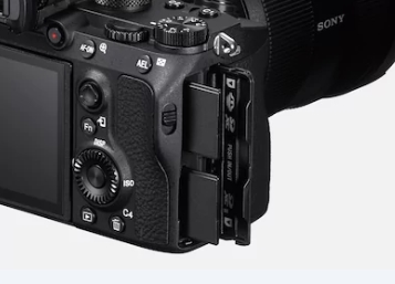Kdor ima dve spominski kartici UHS-II, ene s fotoaparatom Sony A7 III ne bo mogel izkoristiti.  | Foto: SONY