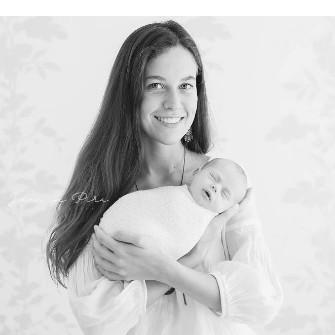 ''Pomembno je, da je na porod pripravljen tudi partner in razume svojo vlogo v času poroda ter tako nudi najboljšo podporo,'' pravi doula Ana Drevenšek.  | Foto: Ujeti Trenutek