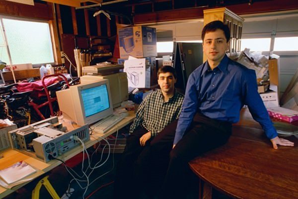 Mlada Larry Page (levo) in Sergey Brin (desno) v prvi garažni pisarni Googla leta 1998.  | Foto: Google
