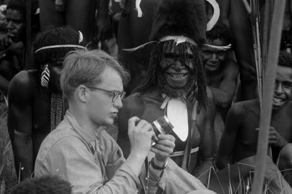 Michael Rockefeller v družbi domorodcev Nove Gvineje leta 1961. Fotografiral ga je nizozemski antropolog in fotograf Jan Broekhuijse, ki je danes star 88 let.  | Foto: Arhiv univerze Harvard
