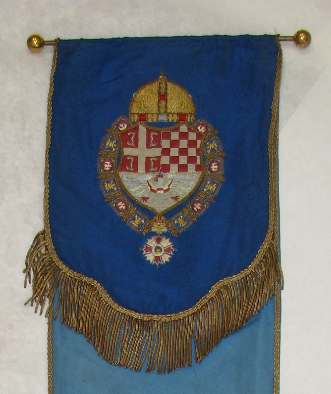 Trak za prapor z grbom kralja Jugoslavije, ki vsebuje v spodnjem polju modrega orla dežele Kranjske.
Iz arhiva Muzeja in galerij mesta Ljubljane. | Foto: 