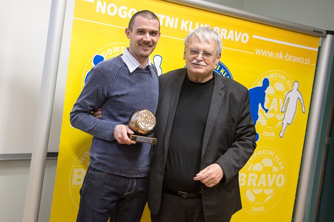 Dejan Močnik (levo) s častnim predsednikom NK Bravo, Darkom Klaričem. | Foto: Twitter - Voranc