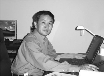 Wei Dai je diplomiral na univerzi v ameriški zvezni državi Washington, bil pa je tudi sodelavec računalniškega velikana Microsofta. 