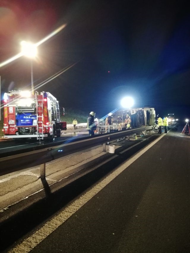 Nesreča se je zgodila okoli tretje ure zjutraj, ko je tovorno vozilo trčilo v odbojno ograjo in se prevrnilo na bok. | Foto: PGD Slovenska Bistrica