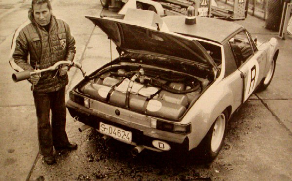 Prvi reševalni porsche je imel zadaj nameščene rezervoarje za gašenje požara. Ker je imel 914 sredinsko nameščen motor, so lahko spredaj namestili še orodje za rezanje in reševanje iz dirkalnikov. | Foto: Porsche