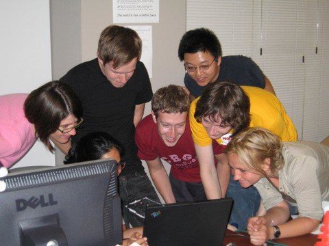 6. september 2006: zgodnja ekipa Facebooka s fotografijo ovekoveči trenutek, ko so zagnali časovnico.  | Foto: Facebook / Mark Zuckerberg