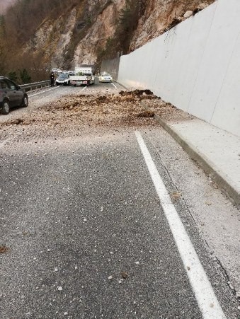 Zaradi rušenja brežine so bila dela na cesti pod brežino, ki jo je nedavno zasul večji podor, prekinjena. | Foto: Direkcija za infrastrukturo