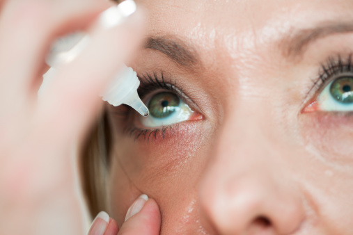 Vse kapljice za oči morajo zadostiti zahtevam, ki so predpisane za pripravke za oči. Biti morajo sterilne, bistre in ustrezno viskozne.  | Foto: 