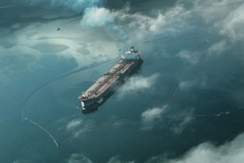 Posadke prvih helikopterjev obalne straže, ki so Exxon Valdez preletavali takoj po nesreči, so poročale, da so jih zaradi naftnih hlapov oči pekle celo na višini nekaj sto metrov.  | Foto: Reuters