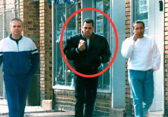 John Gotti mlajši (na fotografiji v sredini) je sin leta 2002 umrlega mafijskega šefa Johna Gottija, enega najvplivnejših ameriških kriminalcev vseh časov, ki je bil znan po tem, da se ga številne resne obtožbe "niso prijele", zaradi česar se ga je prijel vzdevek Teflon Don ("don" je eden od izrazov za mafijskega šefa).  | Foto: FBI